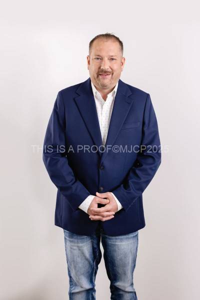 Knospe-Bradley_headshot_2025-11