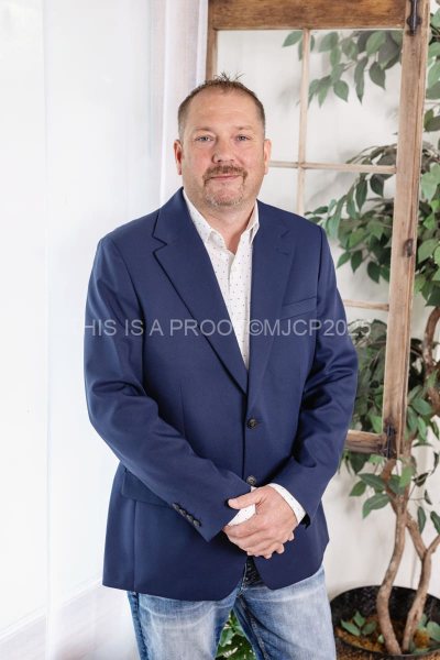 Knospe-Bradley_headshot_2025-15