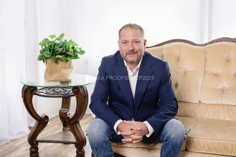 Knospe-Bradley_headshot_2025-18